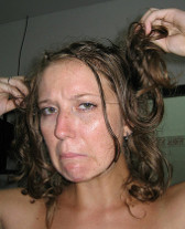 Niezadowolona kobieta z przetłuszczonymi włosami